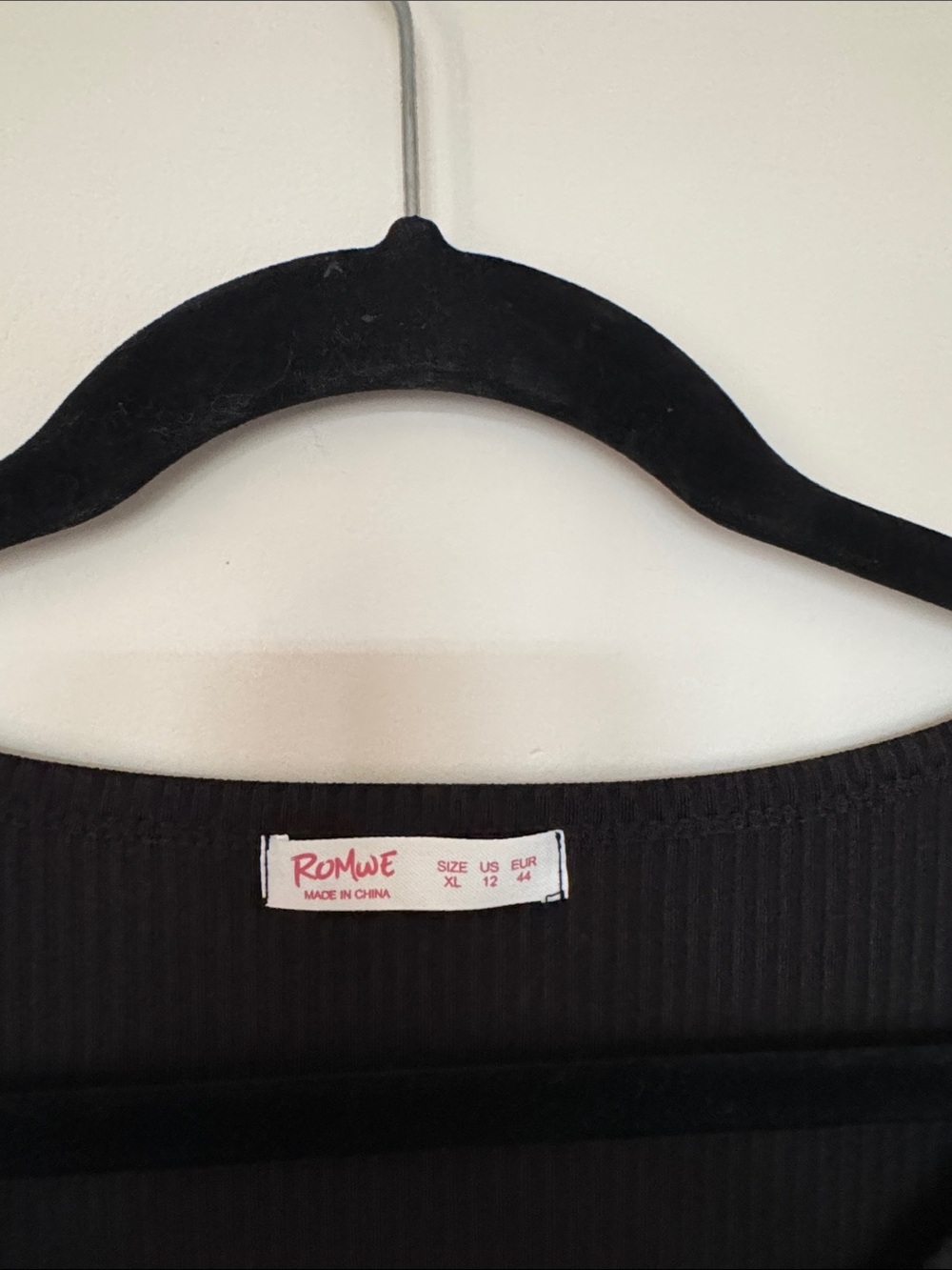 ROMWE Black Ribbed Button-Front Crop Top - Picture 2 of 5